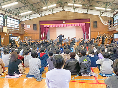 Children attentively listen to the live performance.