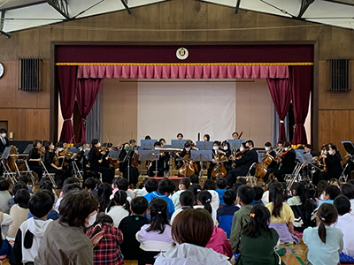 Children attentively listen to the live performance.