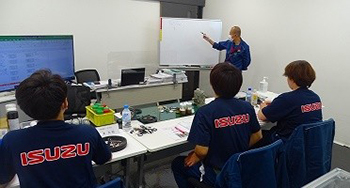 いすゞ高工での実習風景(座学)