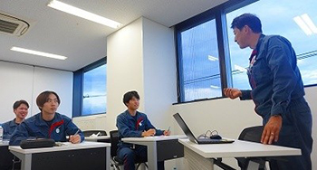いすゞ高工での実習風景(座学)