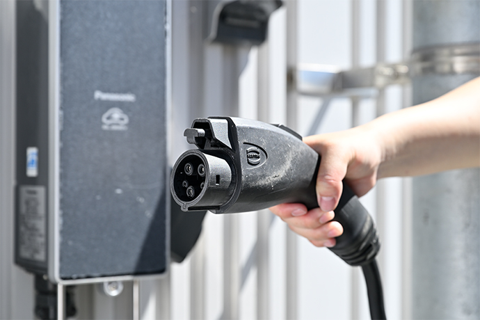 EVトラックのすぐ後ろに充電設備が設置されている