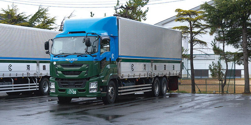 大型トラック ギガ（ウイング車）