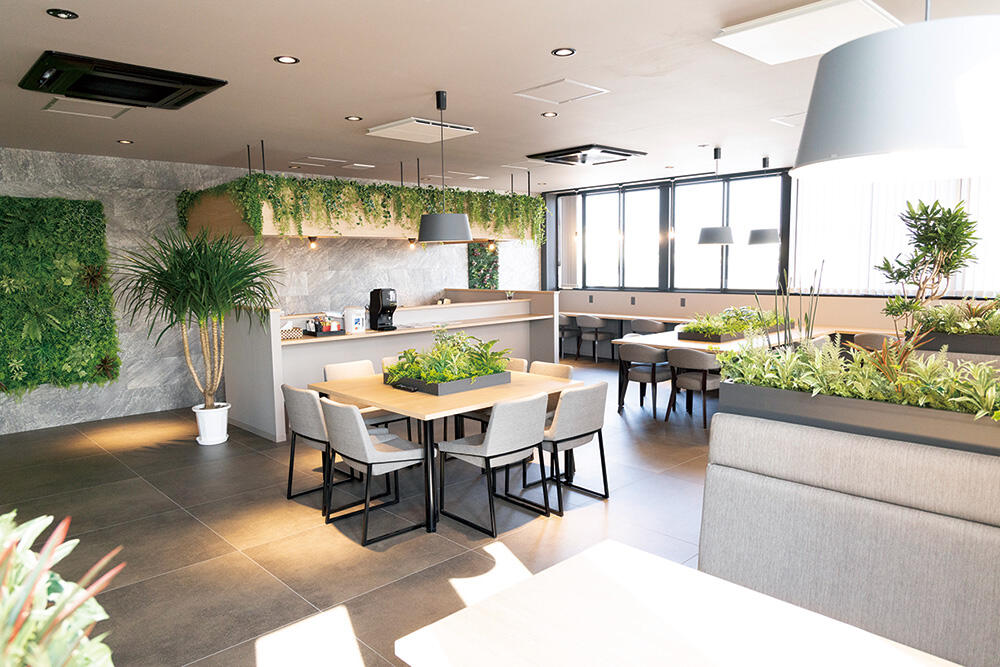 新社屋内に設けられたカフェスペースは従業員の憩いの場